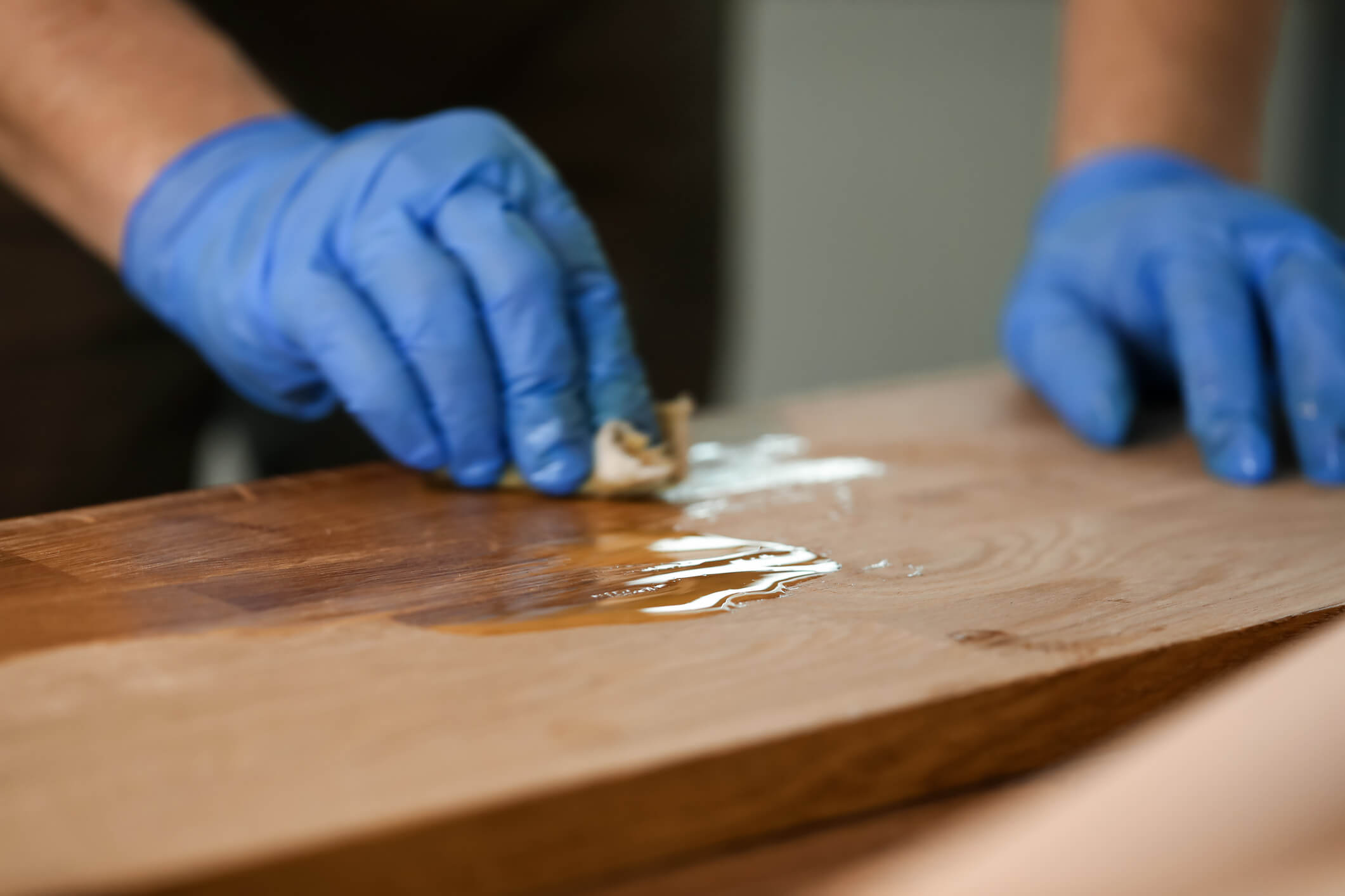 Ponçage et vitrification, protection et mise en valeur du bois