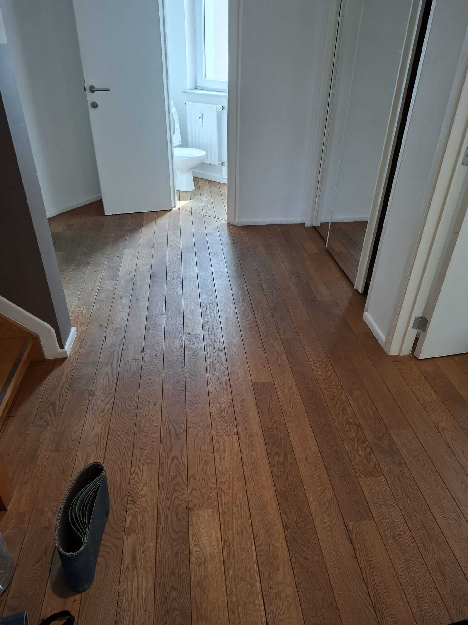 Pose de plinthes en bois et finitions de parquet
